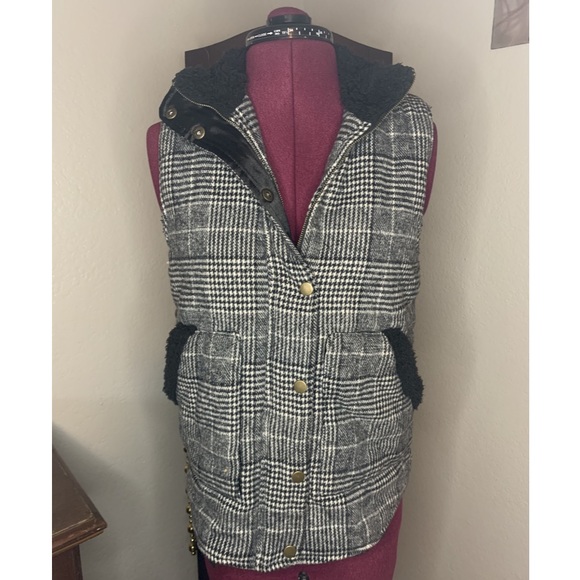 Faux Fur Lined Vest - Picture 4 of 5